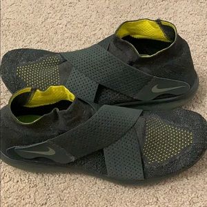 Men’s like new Nike Free Run Motion Flyknit Shoes